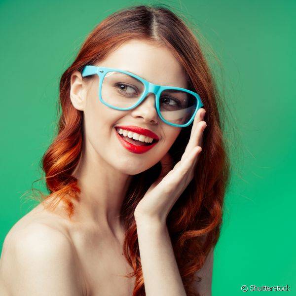 Quem usa óculos deve seguir alguns truques para que a aplicação da base de maquiagem e da máscara de cílios seja impecável! (Foto: Shutterstock)